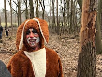 Paaseieren zoeken in het grote paashazenbos