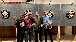 Sam en Gilian de winnaars van het Stokkums darttournooi.