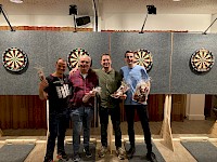 Sam en Gilian de winnaars van het Stokkums darttournooi.