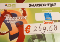 KOMIOK ontvangt €269,58 dankzij B-tjes-actie van Plus Wichers Schreur